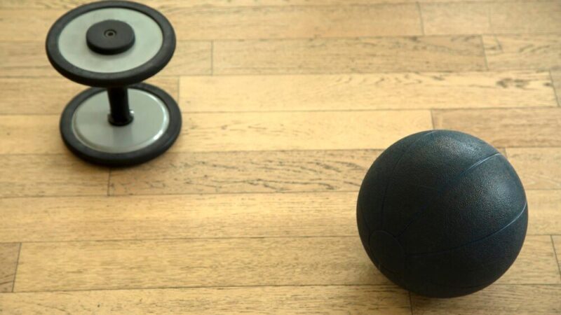 Trening z piłkami lekarskimi: Jak wybrać odpowiednią wagę?