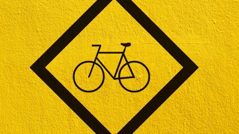 Biały znak z czerwoną obwódką: Co oznacza dla rowerzystów?