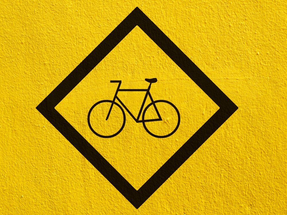 Biały znak z czerwoną obwódką: Co oznacza dla rowerzystów?